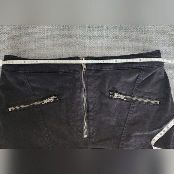 Divided Black Mini Skirt with Front Zipper and Zippered Pockets Size 8 - Picture 3 of 7